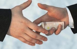 Siirt’te Tapu Müdürlüğü’ne düzenlenen operasyonda rüşvet aldığı öğrenilen A.D. isimli