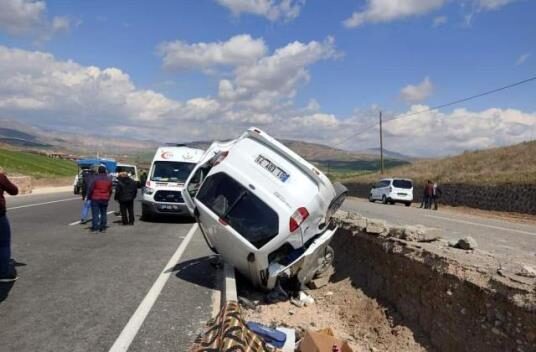 Siirt’te meydana gelen trafik kazasında 3 kişi yaralandı. Edinilen bilgilere