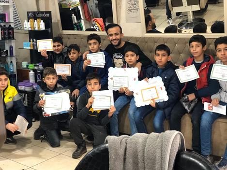 Siirt’te 12 yıldır erkek kuaförlüğü yapan Uğur Toprak, karne gününde