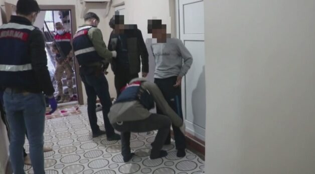 Siirt’te uyuşturucu operasyonunda gözaltına alınan 5 şüpheliden 4’ü tutuklandı. Siirt Cumhuriyet Başsavcılığınca yürütülen soruşturma