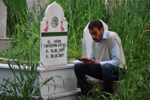 Siirt’te Ramazan ayı öncesi arife günü nedeniyle yakınlarına dua etmek