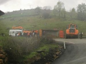 Siirt’te meydana gelen trafik kazasında yük kamyonu devrildi. Edinilen bilgilere