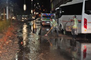 Siirt’te akşam saatlerinde başlayan ve etkisini sürdüren sağanak yağış kentte