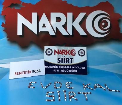 Siirt polisi, ele geçirdikleri uyuşturucu haplarla yeni tip koronavirüs (Kovid-19)