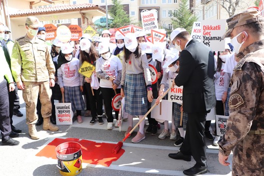 SİİRT’TE “YAYA ÖNCELİĞİ KIRMIZI ÇİZGİMİZDİR” ETKİNLİĞİ