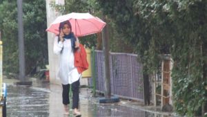 Sıcak yaz günlerinin ardından Siirt merkezde yılın ilk yağmuru yağmaya