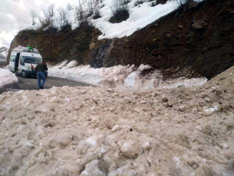 YOLCU MİNİBÜSÜ ÇIĞ ALTINDA KALMAKTAN SON ANDA KURTULDU