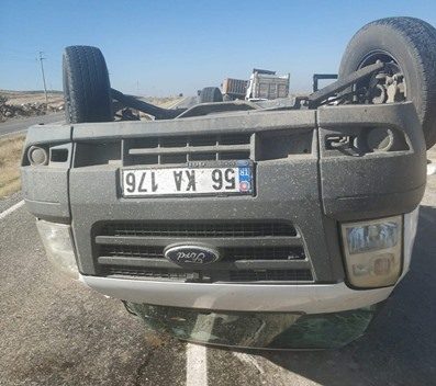 Siirt’te sürücüsünün direksiyon hakimiyetini kaybetmesi sonucu yolcu minibüsü devrildi. Kazada