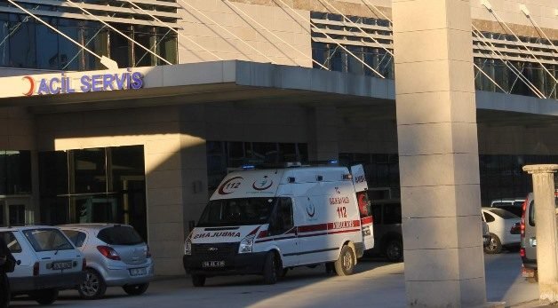 Siirt’te sürücüsünün direksiyon hakimiyetini kaybeden minibüs şarampole devrildi. Kazada 4