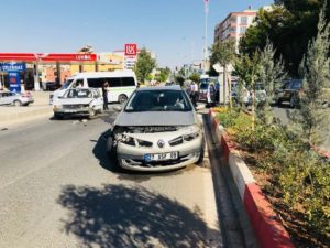 Siirt-Batman karayolunda iki aracın karıştığı kazada iki araçta maddi hasar