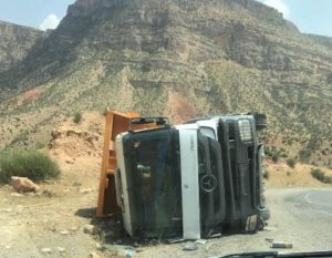 Siirt’in Biloris kaplıcası (Garnave) yolunda dar virajı alamayan iş makinası