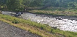 Siirt’in Şirvan ilçesinde meydana gelen trafik kazasında araç dereye uçtu.