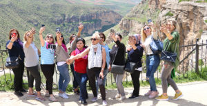 Siirt kent merkezine 3 kilometre uzakta bulunan Rasıl Hacar’a (Delikli