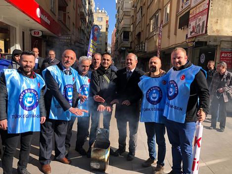 TÜRKİYE KAMU-SEN SİİRT ÜYELERİ, MEMUR MAAŞ ZAMMINI BORDRO YAKARAK PROTESTO ETTİ