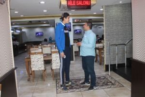 Siirt’te, 2.6 metrelik boyu ile kentin en uzun adamı olma