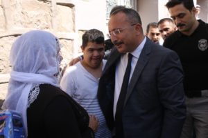Siirt Valisi Ali Fuat Atik, esnafı ziyareti sırasında karşılaştığı hasta