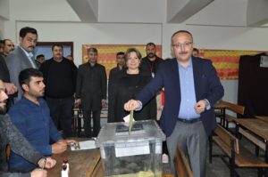 Siirt Valisi Ali Fuat Atik eşi Fulya Atik ve kızıyla