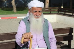 Siirt’te yaşayan Ömer Cengiz (81), yardım bahanesiyle yanına gelen kişiye