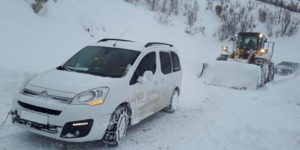 YOLDA MAHSUR KALAN KÖYLÜLERİN İMDADINA YETİŞTİLER