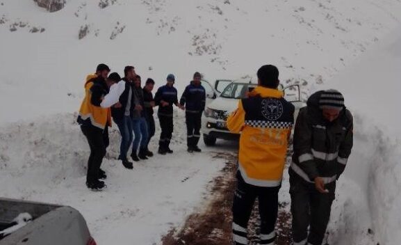Siirt’in Pervari ilçesinde dün geceden beri etkili olan kar yağışı